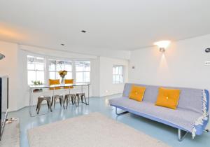 沃辛Central Apartment Bedford Loft的客厅配有沙发和桌子