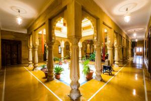 斋沙默尔古拉尔旅馆的一座大建筑,有柱子和盆栽植物