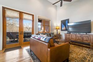 摩押Moab Springs Ranch 7的带沙发和平面电视的客厅