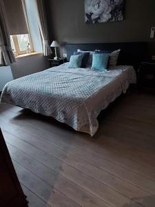 博马勒乐诺泰尔住宿加早餐旅馆的一间卧室配有一张带蓝色枕头的床。