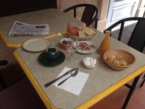 卢贝新城都卢普酒店的桌上放有盘子和碗的食物