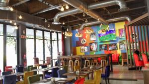 约翰内斯堡里夫酒店的餐厅设有桌椅和色彩缤纷的墙壁