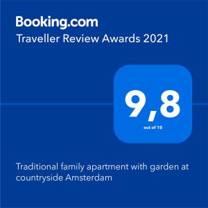 LandsmeerTraditional family apartment with garden at countryside Amsterdam的蓝标,上面写着旅行评审奖,在乡村安特卫普花园