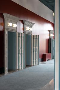 威尼斯Il Palazzo Experimental的走廊上设有柱子和红色的墙壁