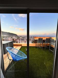 圣丹尼斯Sea View & More…的美景阳台的蓝色椅子