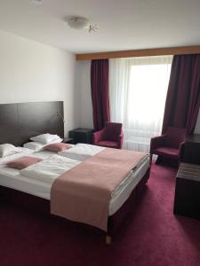 慕尼黑蒙赫尔酒店的酒店客房带一张大床和两张椅子