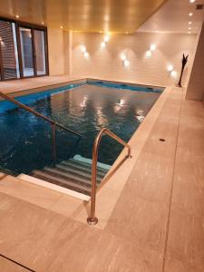 圣康坦DOMITYS - Les Papillons d'Azur的一座带楼梯的室内游泳池,位于一座建筑中