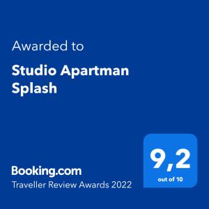 普耶斯察纳乌瓦拉Studio Apartman Splash的给一室公寓的带文本的电话的屏幕照相机