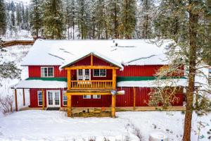 冬天的Kettle Falls Home with River Valley Mtn Views!