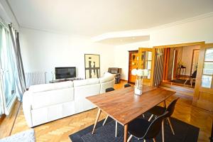 圣塞瓦斯蒂安Go Donosti Villa Berio的客厅配有白色的沙发和木桌