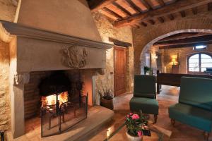 Monte CastelliBorgo Il Poeta的客厅设有壁炉和钢琴。