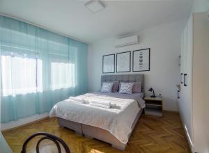 奥赫里德豪斯公寓及客房的一间卧室设有一张大床和一个窗户。