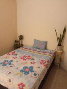 松索纳特La Casa Del Pinito的一间卧室配有一张带花卉棉被的床