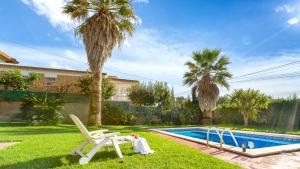 Caulés2Fina01 - Lloret de Mar的游泳池旁的庭院,带游泳池和椅子