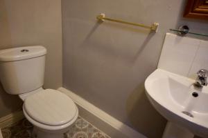 伯明翰Adnans Hotel的浴室配有白色卫生间和盥洗盆。