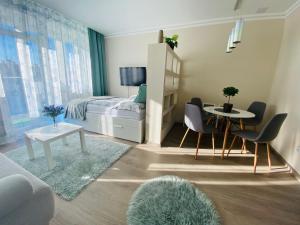 尼赖吉哈佐Zrinyi Central Apartman with free parking的卧室配有一张床和一张桌子及椅子