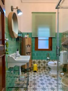 蓬费拉达Alojamiento estilo Boho con mucho encanto的一间带水槽和卫生间的浴室