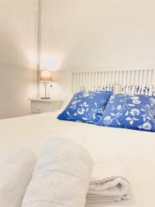 塞维利亚SuperB Apartment in downtown of Sevilla ,parking optional, Top !!的白色的床和蓝色的白色枕头