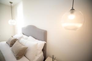 凯尔索No 1 The Turret的客房设有带枕头的白色沙发和2盏灯。