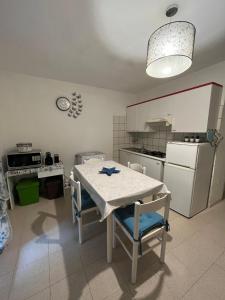 卡沃CASA ELISA的厨房配有桌椅和冰箱。