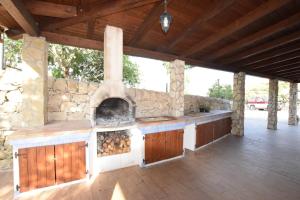 GiarratanaCeretanum Holiday House的一个带石墙的大型户外厨房