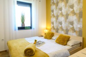 巴诺夫茨Apartmaji BANONIA " Jutranja zarja "的一间卧室设有一张黄色墙壁和窗户的床
