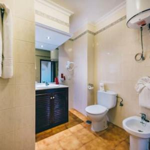 圣米格尔德阿沃纳Sunshine Apartments的一间带卫生间和水槽的浴室