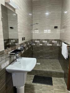 穆龙达瓦Havana Hôtel的一间带水槽和淋浴的浴室