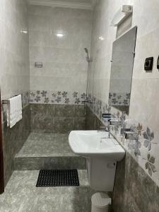 穆龙达瓦Havana Hôtel的一间带水槽和镜子的浴室