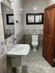 穆龙达瓦Havana Hôtel的一间带水槽和卫生间的浴室