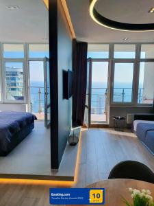 敖德萨Level 24 - Sea & Sky View Apartment的一间卧室配有一张床,享有海景
