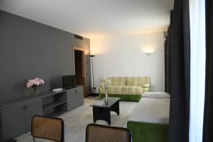 博古蒂莫古拉布兰堤欧餐厅酒店的酒店客房,配有床和沙发