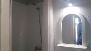 梅塞德斯Apartamento-Loft的浴室镜子,上面有水槽上的灯