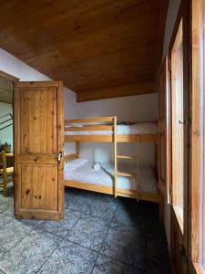 巴加Can Xuneta的客房设有两张双层床和木制橱柜。