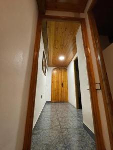 巴加Can Xuneta的房屋内带木门的走廊