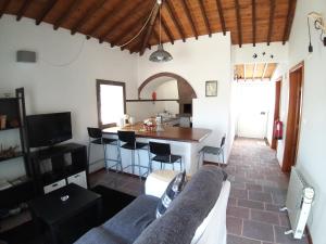 AlmagrinhaCasa Malbusca的带沙发的客厅和厨房