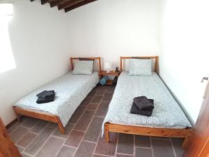 AlmagrinhaCasa Malbusca的双床间位于带2张单人床的客房内。