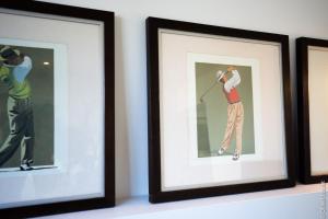 比亚里茨VILLA BIBI CHERI Elégante Suite de 35 M2的一组高尔夫球手的框架照片