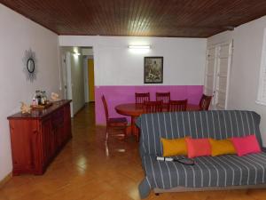 拉特里尼泰Villa KANEPICE的客厅配有沙发和桌子