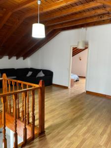 蓬塔德尔加达Arco´s Apartment 2的带沙发和木地板的客厅