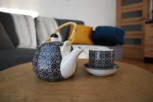切尔韦纳沃达Apartmán U Suchého buku - Buková Hora的茶几,茶壶和杯子