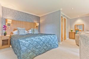 安布尔塞德Ambleside Salutation Hotel & Spa, World Hotel Distinctive的一间卧室配有一张带蓝色棉被的大床