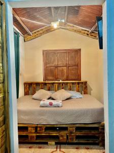 塞罗蓬塔Bambito´s Café & Hostel的一间卧室配有一张带木制床头板的床