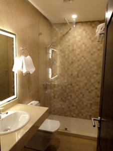 阿加迪尔Palm’s Motel的一间带水槽、卫生间和淋浴的浴室