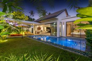 他朗Labriz Ocean Villa Plus - Tropical Modern Living的夜间带游泳池的别墅