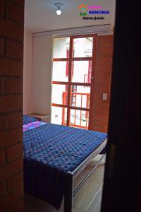萨兰托CASA ARMONIA SALENTO的窗户前的一间房间,配有一张床
