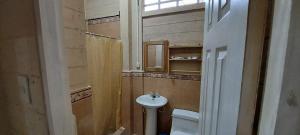 科万ECO HOTEL LACHUA的一间带水槽和镜子的浴室