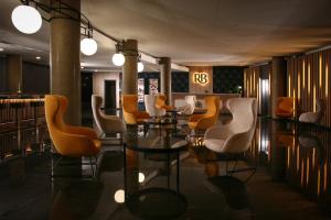 蒂米什瓦拉雷吉纳蓝色酒店的餐厅里一排桌椅