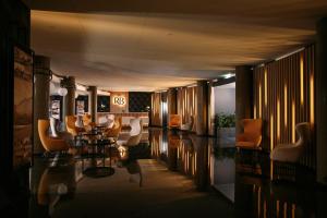 蒂米什瓦拉雷吉纳蓝色酒店的大楼内带桌椅的走廊