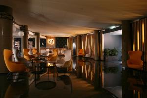 蒂米什瓦拉雷吉纳蓝色酒店的一间酒吧,房间内设有桌椅